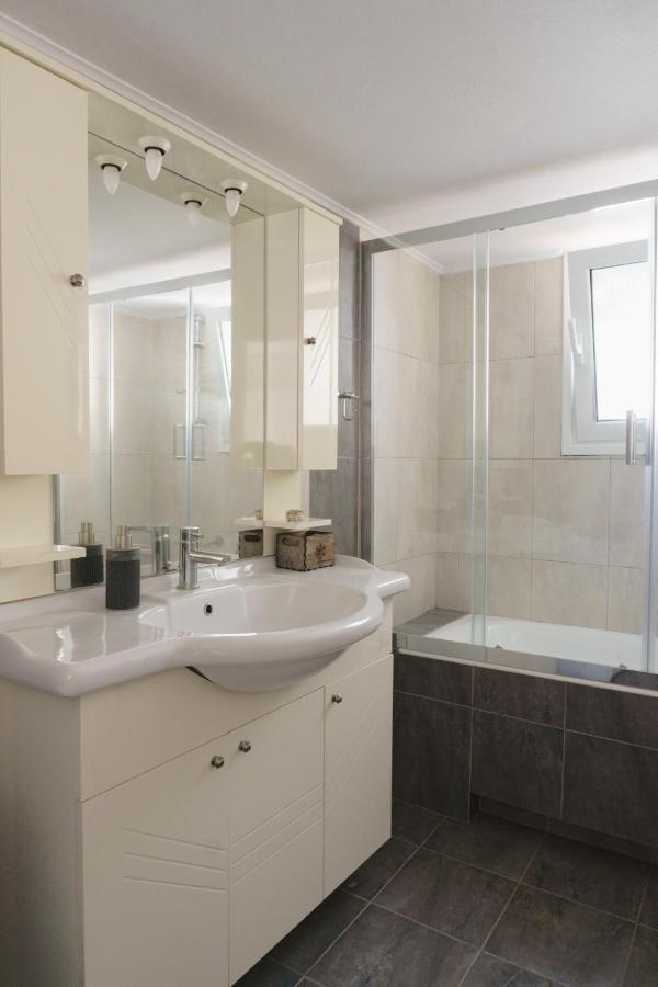 Bright 2Bd Apt, Garden View & Parking - Glyfada Athen Exterior foto